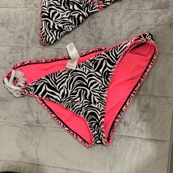 Large bikini bottoms and medium bikini top bingo - Picture 3 of 5